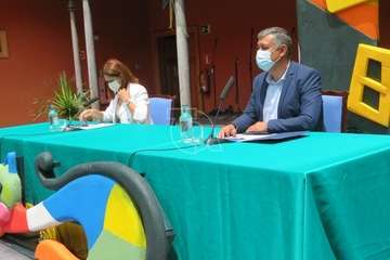 La alcaldesa Carmen Hernández y el concejal Servando Hernández durante la presentación del programa festivo/TA.